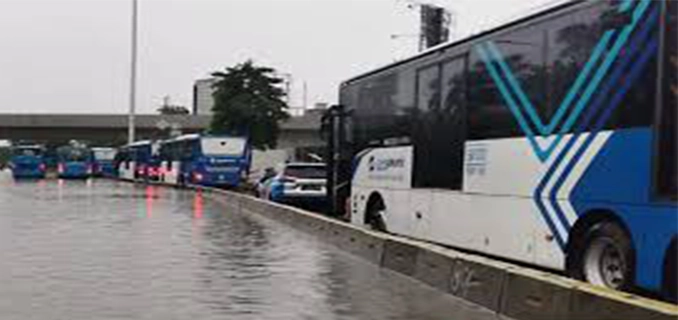 Transjakarta Sesuaikan Rute Imbas Banjir Warga Diminta Waspada