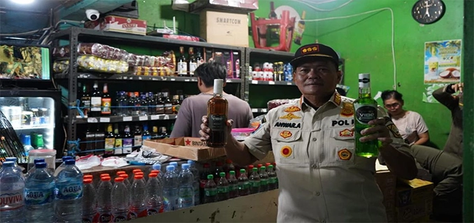 Warung Kelontong Nakal di Bogor Dirazia Ribuan Botol Miras Disita