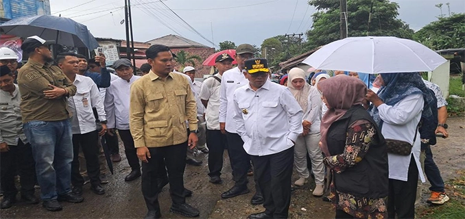 Andra Soni Tinjau Curug Cimanggung Dagang Keluh Jalan Rusak