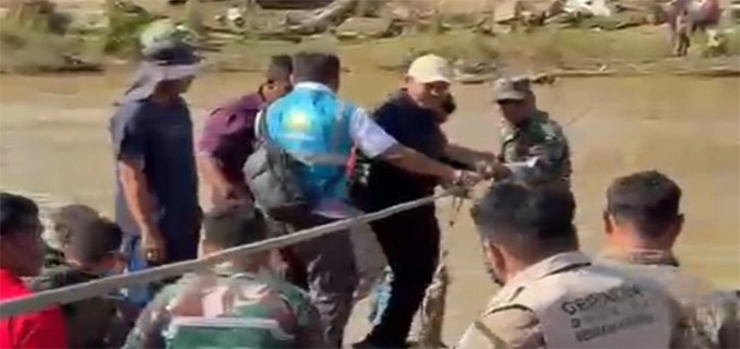 Wagub Aceh Jatuh Sungai Setelah Rakit Terbalik Tinjau Bencana