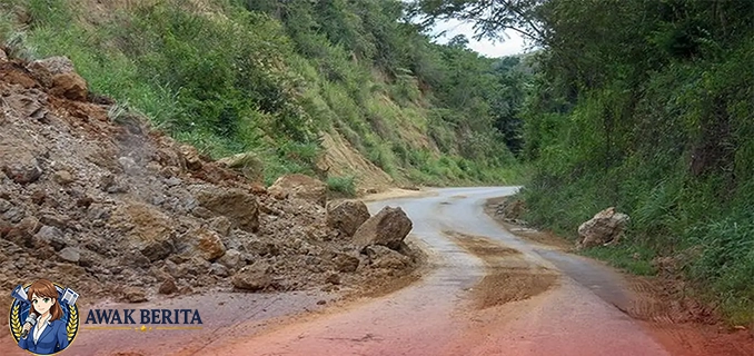 Longsor Tutup Jalur Alternatif Puncak Bogor Alat Berat Dikerahkan