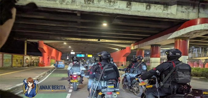 Patroli Brimob-Samapta Polda Metro Gagalkan Balap Liar di Jaktim