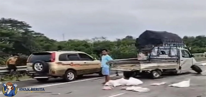 Mobil Pikap Terguling di Tol Buahbatu Muatan Ayam Terserak